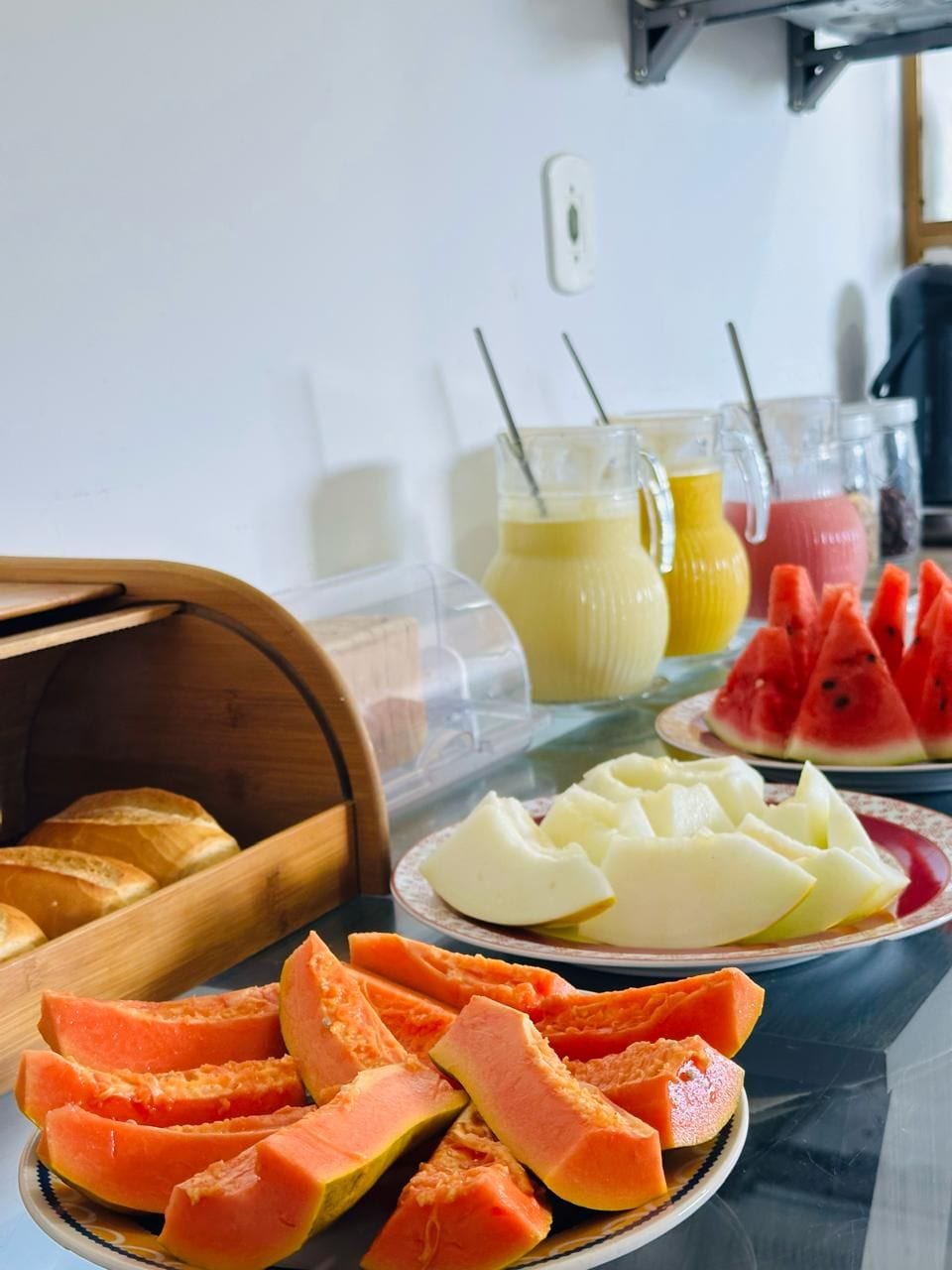 Ein Frühstücksbuffet mit einer Auswahl an Früchten und Getränken.