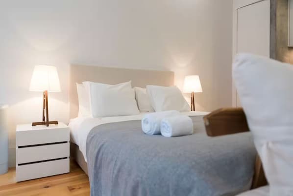 Room - Vrbo Property (Porto)