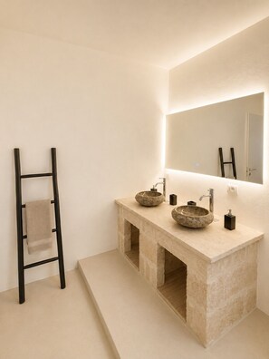 Doccia, asciugacapelli, bidet, asciugamani