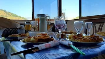 Triple Room, City View | Tempat makan