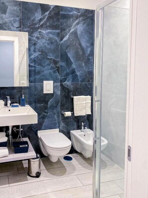 Dusche, Haartrockner, Bidet, Handtücher
