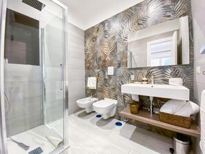 Regadera, secadora de cabello, bidet, toallas 