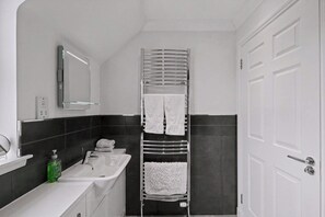 Douche, sèche-cheveux, serviettes fournies, savon