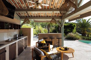 Outdoor dining - 3-bedroom paradise near Lorgues with luxurious pool & poolhouse in a lush garden (Draguignan)