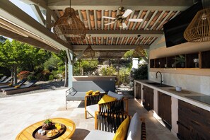 Outdoor dining - 3-bedroom paradise near Lorgues with luxurious pool & poolhouse in a lush garden (Draguignan)