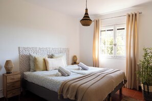 Room - 3-bedroom paradise near Lorgues with luxurious pool & poolhouse in a lush garden (Draguignan)