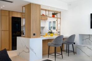 Private kitchen - Luxury Beachfront Villa with infinity Pool & Breathtaking Sea Views (Mpenitses)