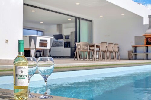 Maripos as Lajares 1, a peaceful location just a 5-minute walk from the town center.