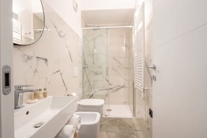 Doccia, bidet, asciugamani, shampoo