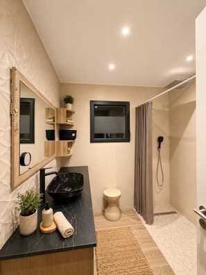 Bathroom - Vrbo Property (Altagène)