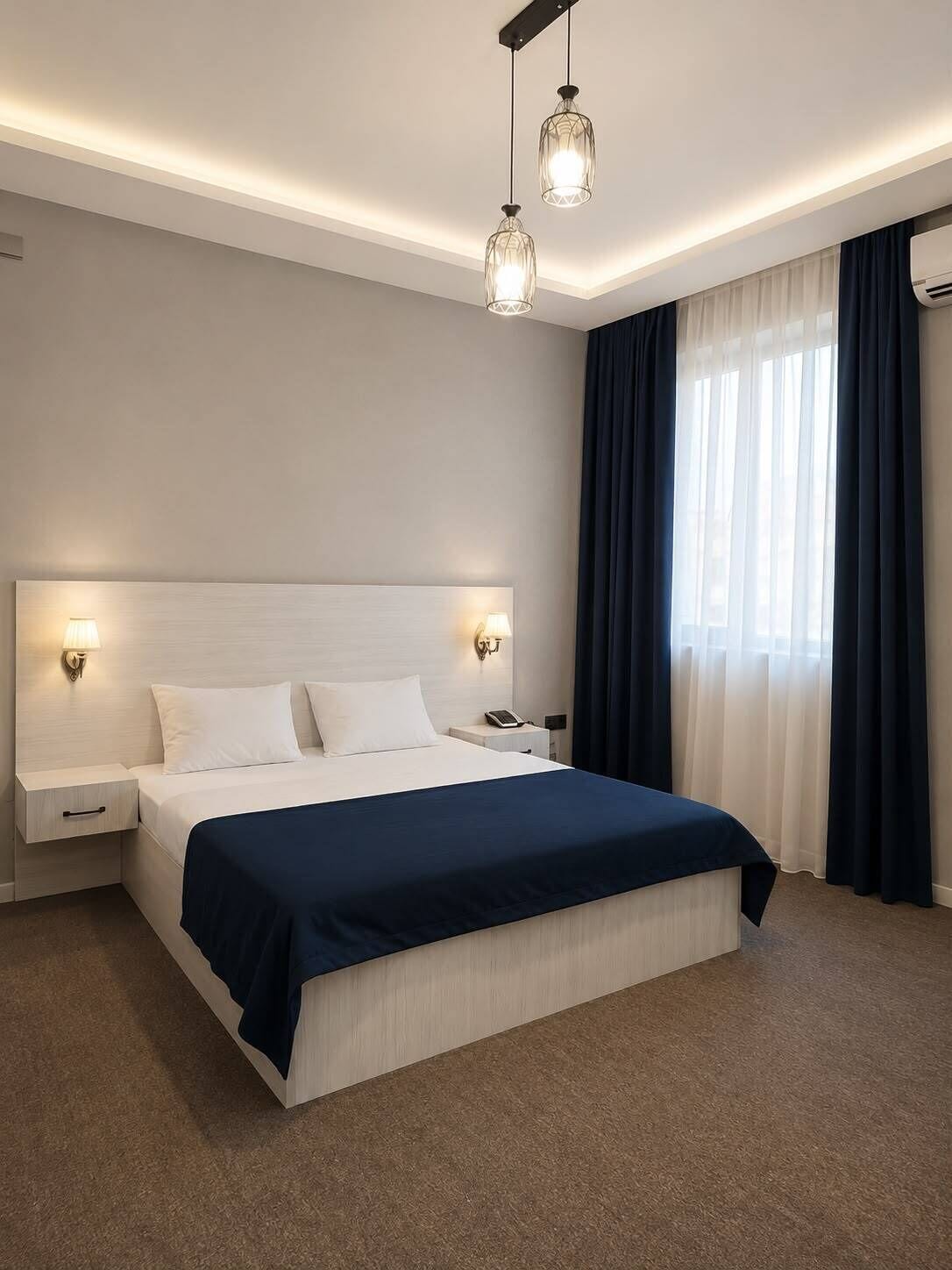 Escritorio, espacio para trabajar con laptop y cortinas blackout 