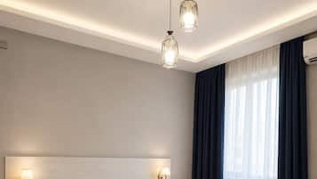 Escritorio, espacio para trabajar con laptop y cortinas blackout