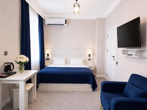 Deluxe Double Room, City View | Desk, laptop workspace, blackout curtains, soundproofing - Central Way Baku (Baku)
