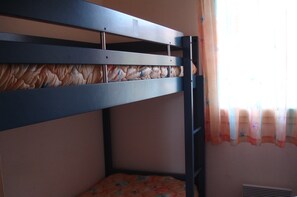 A bunk bed with a mattress and a lower bunk. - The charm of a Provençal cottage, for a family vacation near Uzès (Gaujac)