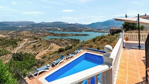 Ein Pool mit Blick auf einen See und Berge.