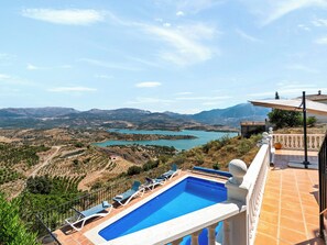 A pool with a view of a lake and mountains. - Casa Juan for 8 people, with a private pool, a patio with a grill, and a magnificent lake view (Viñuela)