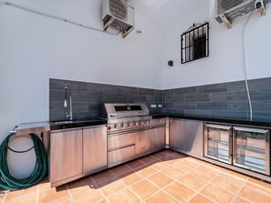A compact kitchen with a built-in gas stove, a sink, and a dishwasher. - Casa Juan for 8 people, with a private pool, a patio with a grill, and a magnificent lake view (Viñuela)