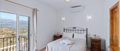 4 bedrooms, WiFi, bed sheets