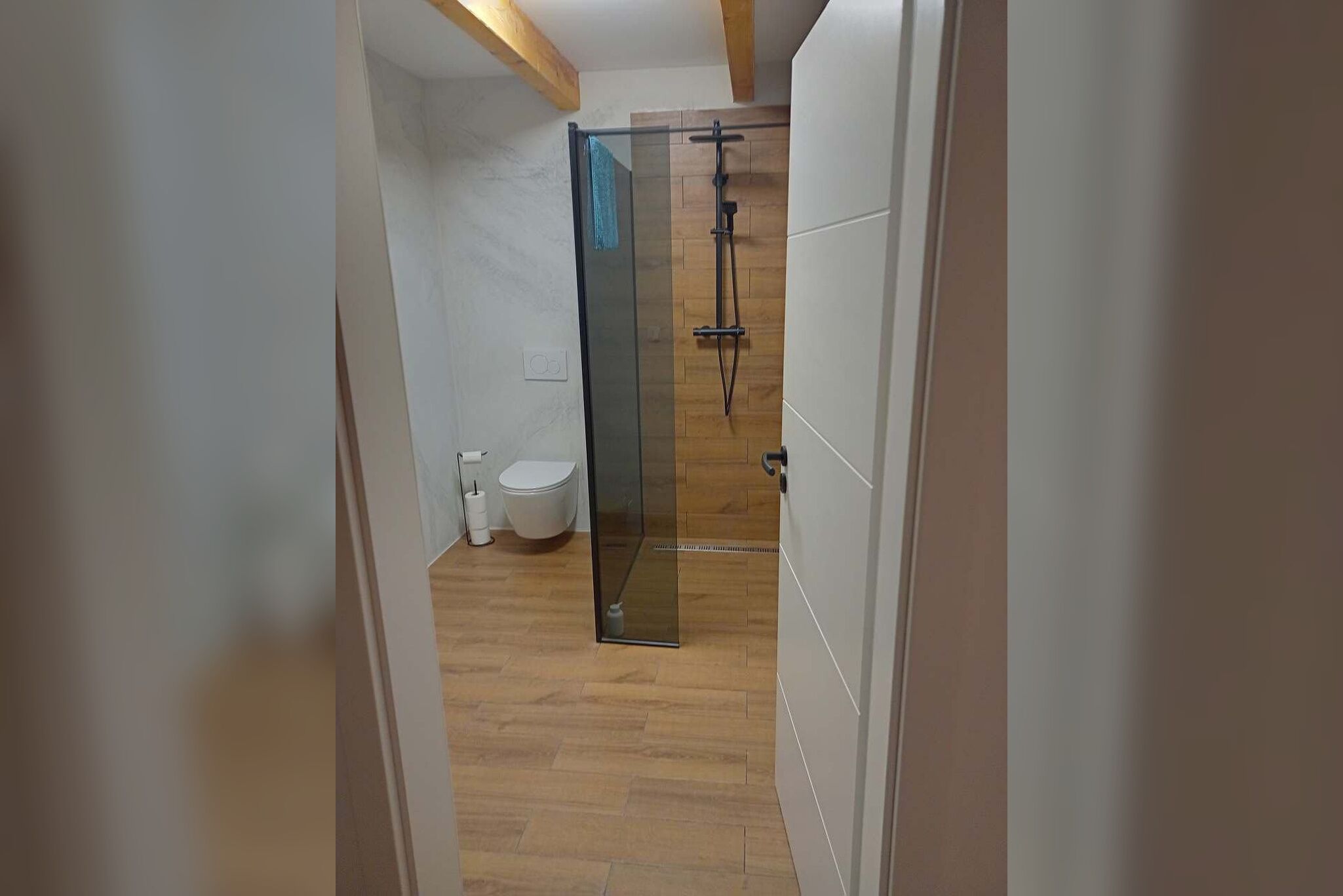 Dusj, hårføner, såpe og toalettpapir