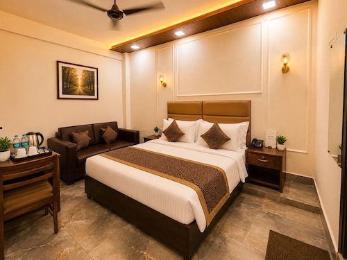 Hotel Kasa Stays Near DTU Rohini 