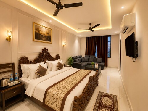 Hotel Kasa Stays Near DTU Rohini 