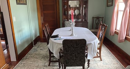Lovely 4-bedroom farmhouse with AC in charming Falls Village