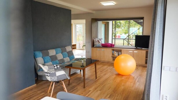 A modern living room with a sofa, coffee table, and a television. - Modern Villa in a Quiet Residential Area (Hradec Králové)