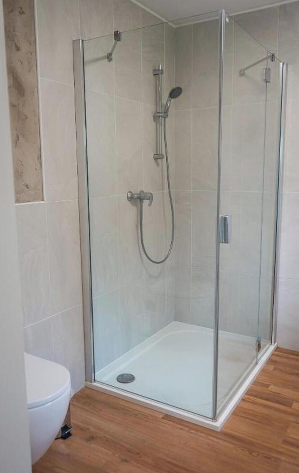 Een douche, een haardroger, handdoeken, zeep