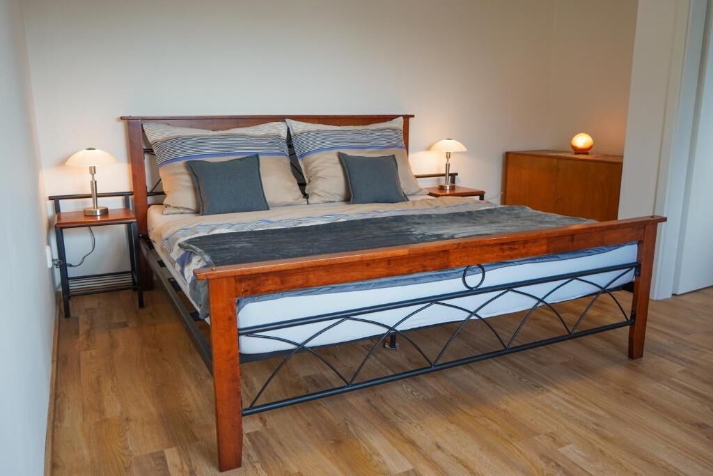 WiFi, bed sheets