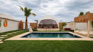 6 outdoor pools