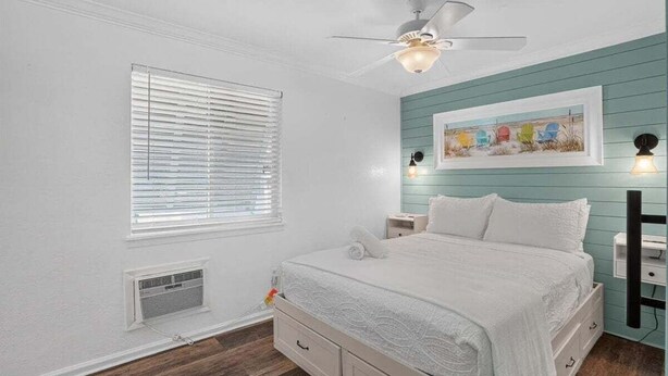 Room - Tradewinds #31 –  Walk to the Beach • Bayfront Community Pool (Bradenton Beach)