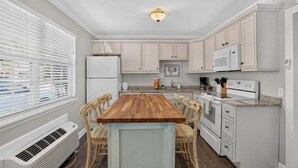 Private kitchen - Tradewinds #31 –  Walk to the Beach • Bayfront Community Pool (Bradenton Beach)