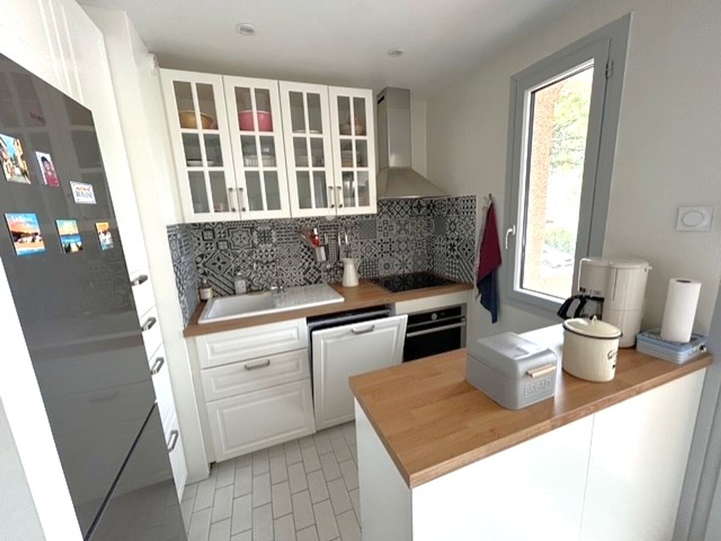 Coffee/tea maker, fridge, microwave, stovetop