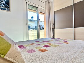 A bedroom with a bed, a window, and a view of the outside. - Cozy apartment near center - 5 guests (Tossa de Mar)