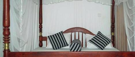 Grand Villa, Garden View | Desk, WiFi (free)