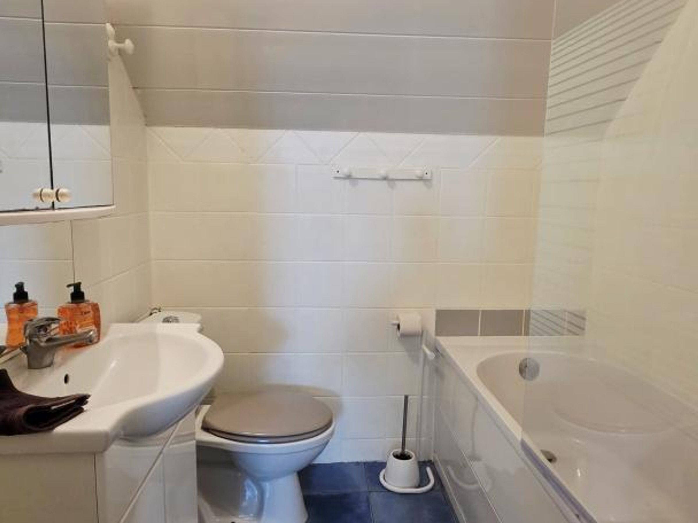 Une salle de bain avec des toilettes, un lavabo et une baignoire.