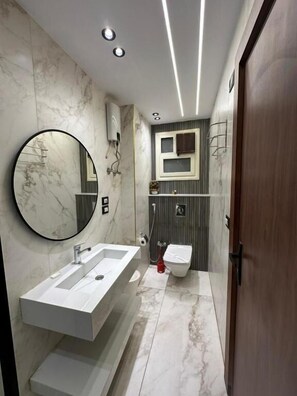 Bathtub, hair dryer, slippers, towels - city plaza pyramid view (giza)