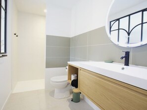 Bathroom - Renovated cottage in serene countryside (Saint-Père-en-Retz)