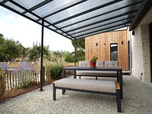 Outdoor dining - Renovated cottage in serene countryside (Saint-Père-en-Retz)