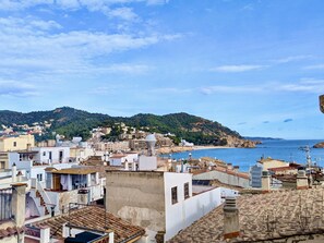 A coastal town with buildings and a view of the sea. - Historic duplex with sea views - 6 guests (Tossa de Mar)