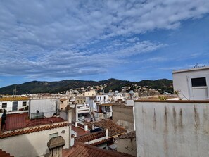 A residential area with buildings, a mountain in the background, and a clear sky. - Historic duplex with sea views - 6 guests (Tossa de Mar)