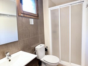 A bathroom with a shower enclosure, a toilet, and a sink. - Comfortable apartment in the old town - 4 guests (Tossa de Mar)