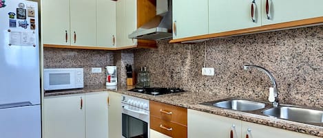 Coffee/tea maker, fridge, microwave, oven