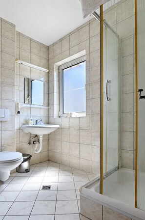 Classic Room, Balcony | Bathroom | Free toiletries, hair dryer, soap, shampoo - Doria Apartments Budva (Budva)