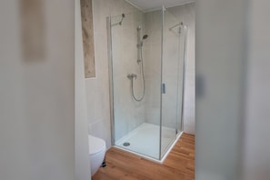Shower, hair dryer, towels, soap - Contemporary Villa in a Quiet Neighbourhood (Hradec Králové)