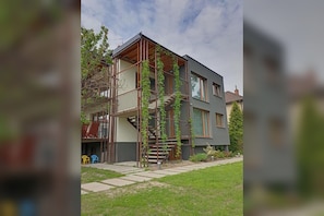 Exterior - Contemporary Villa in a Quiet Neighbourhood (Hradec Králové)