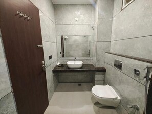 Quarto casal luxo | Banheiro | Chuveiro, produtos de toalete grátis, toalhas de banho, sabonete