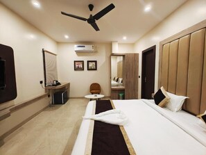 Quarto casal luxo | Cofres nos quartos, espaço de trabalho para notebook, Wi-Fi de cortesia