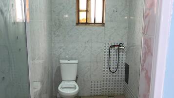 Habitación individual estándar | Baño | Toallas, jabón y papel higiénico