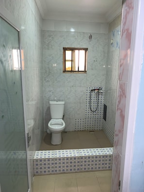 Standaard eenpersoonskamer | Badkamer | Handdoeken, zeep, toiletpapier
